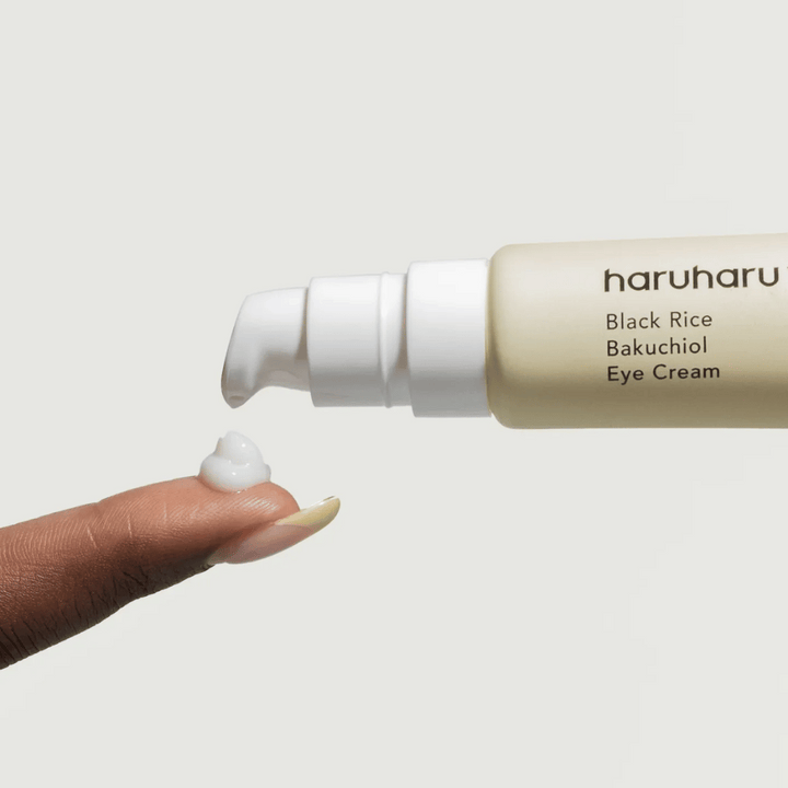 HaruHaru Wonder Black Rice Bakuchiol Eye Cream – närbild på pump som dispenserar kräm på fingertoppen, visar konsistensen för återfuktning och anti-aging.