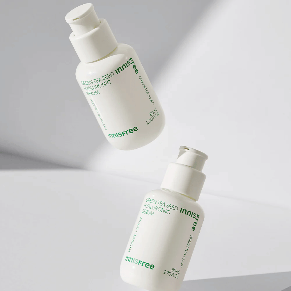 Innisfree Green Tea Seed Hyaluronic Serum 80ml butelka na białej powierzchni.