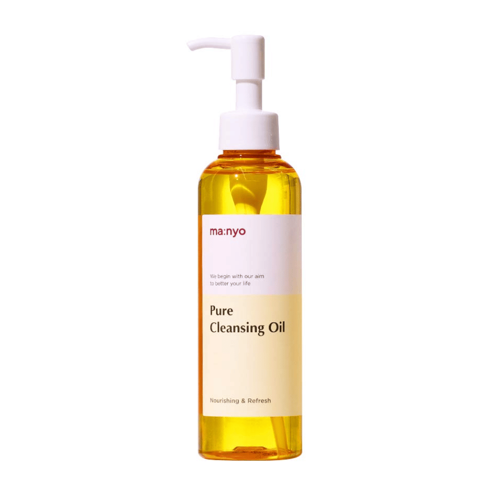 Butelka ma:nyo Pure Cleansing Oil 200ml do demakijażu wystawiona na białym tle.