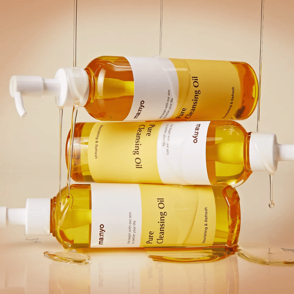 Trzy butelki ma:nyo Pure Cleansing Oil 200ml ułożone do pielęgnacji skóry i demakijażu.