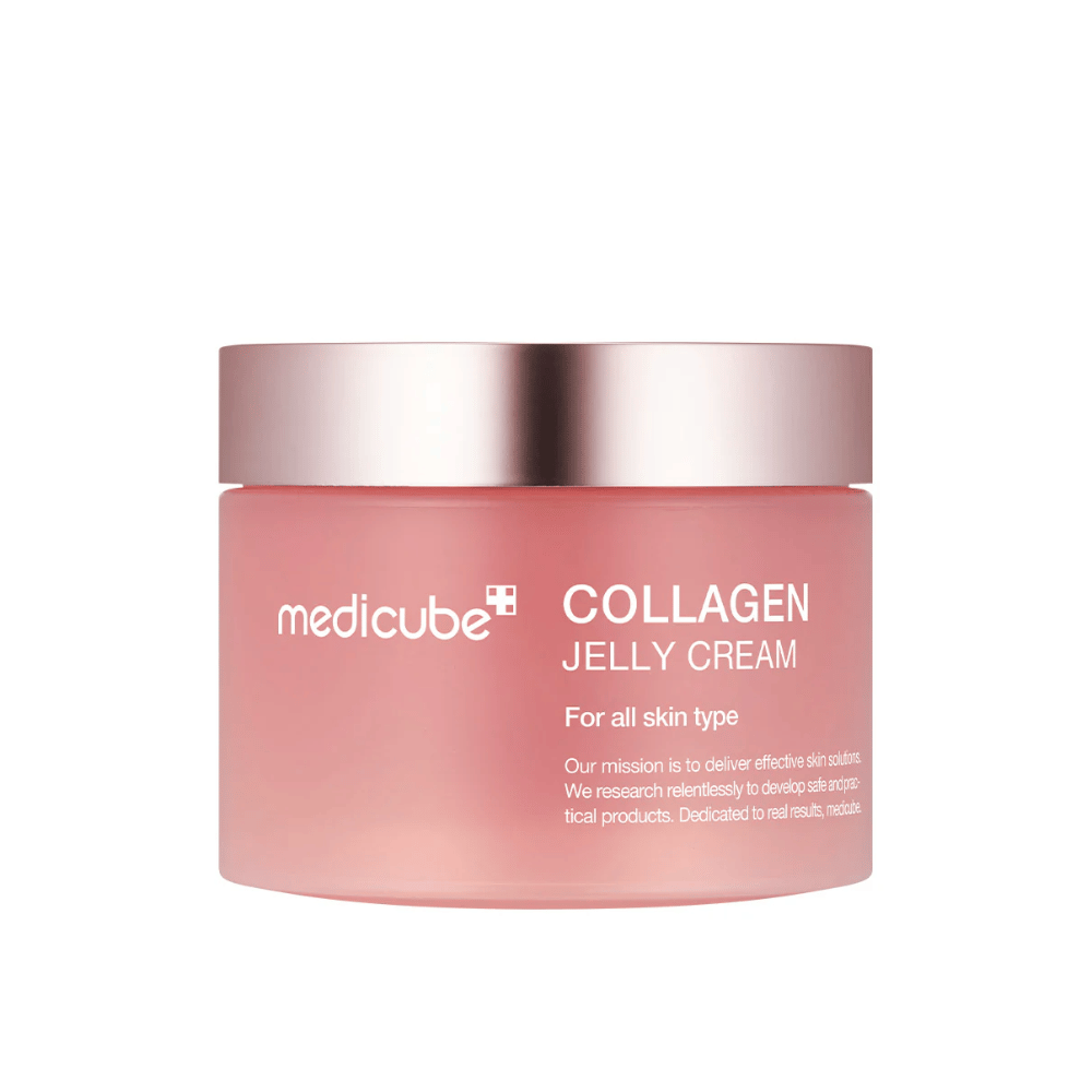 Medicube Collagen Jelly Cream w różowym słoiku ze srebrną pokrywką. Produkt jest zaprojektowany dla wszystkich typów skóry i obiecuje skuteczną pielęgnację skóry z naciskiem na kolagen, aby poprawić elastyczność i nawilżenie skóry.