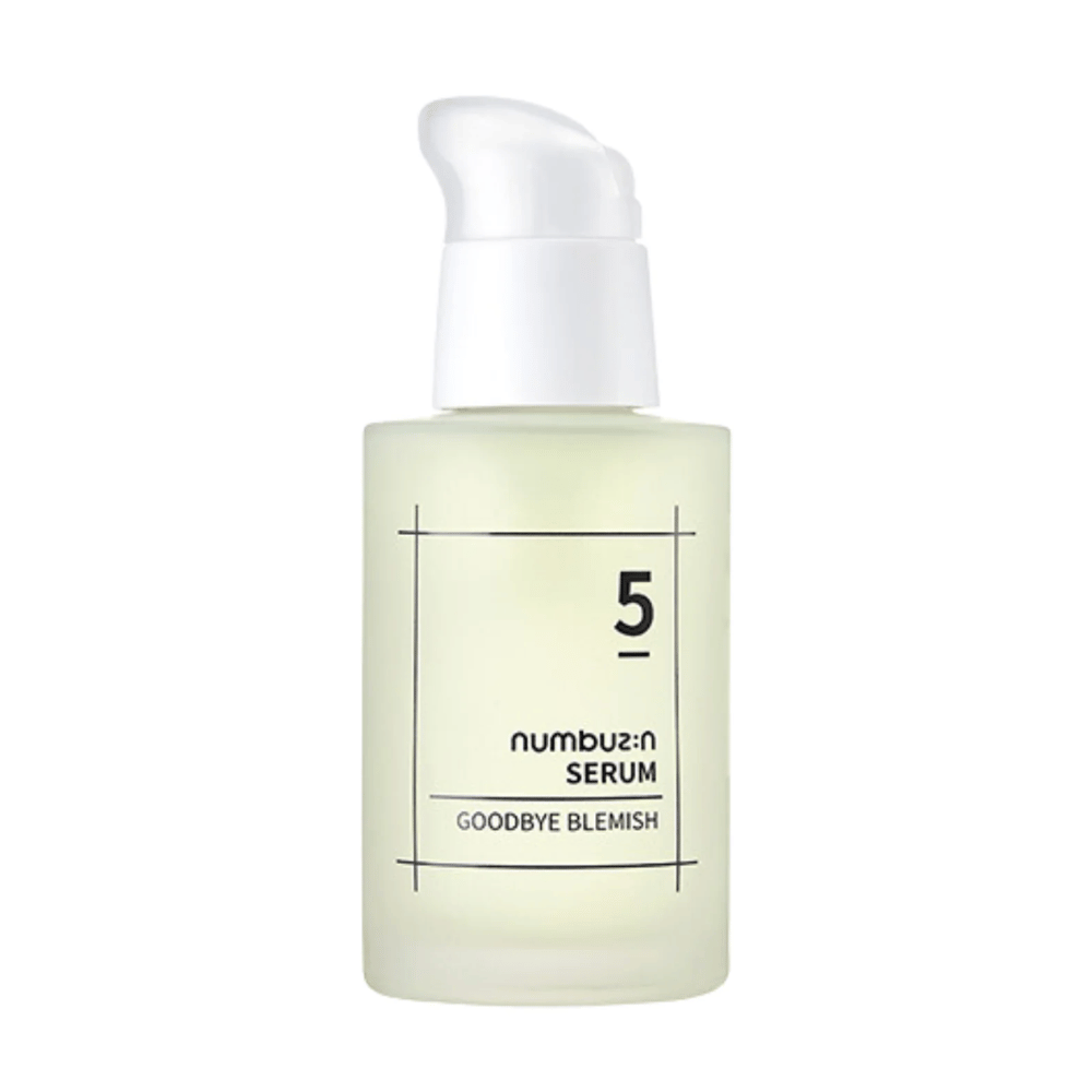 Butelka No.5 Goodbye Blemish Serum 50ml od numbuzin na białym tle.