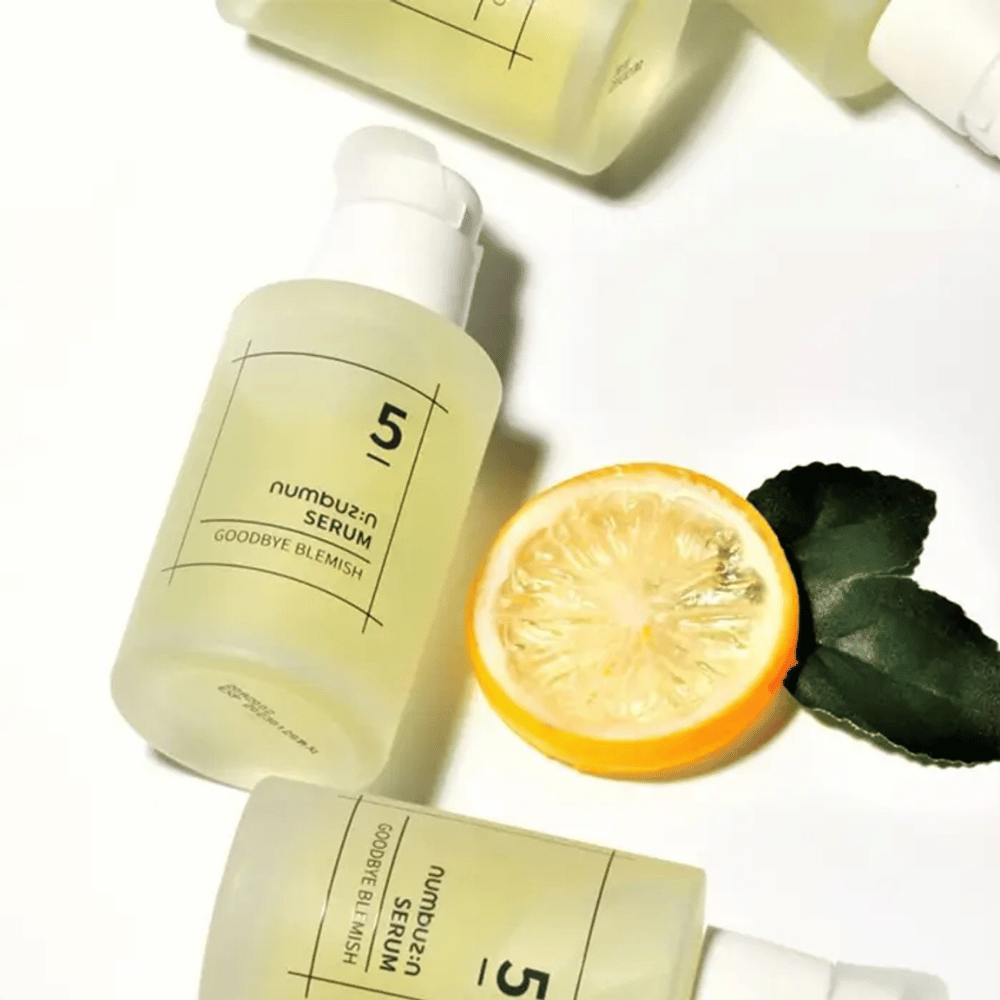 Pięć butelek numbuzin No.5 Goodbye Blemish Serum 50ml z cytrynami i liśćmi skierowanymi na plamy i blizny po trądziku.
