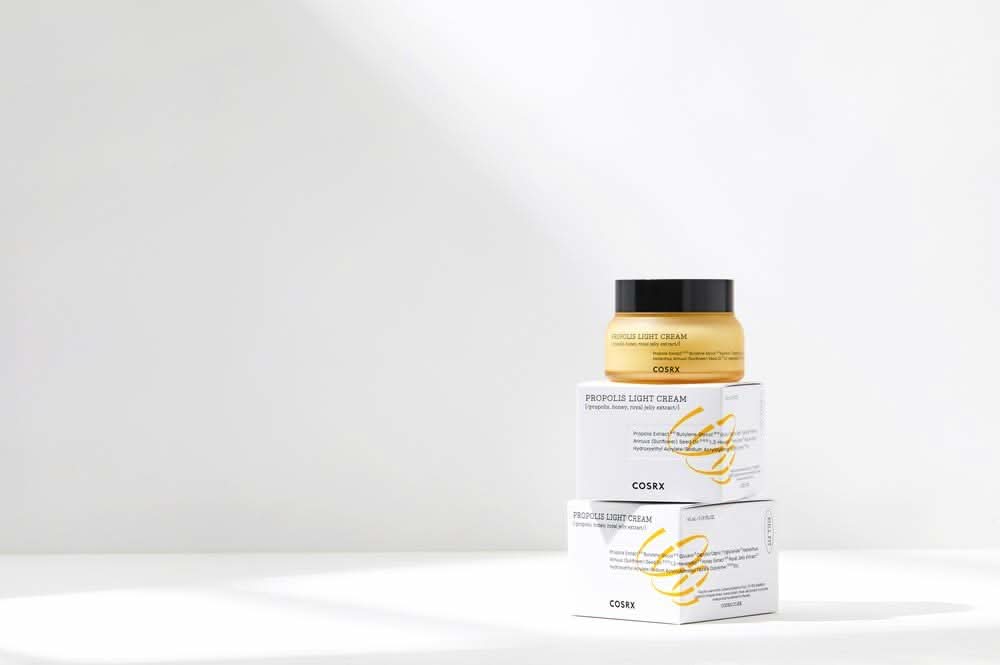 Stos COSRX Full Fit Propolis Light Cream pudełek 65 ml.