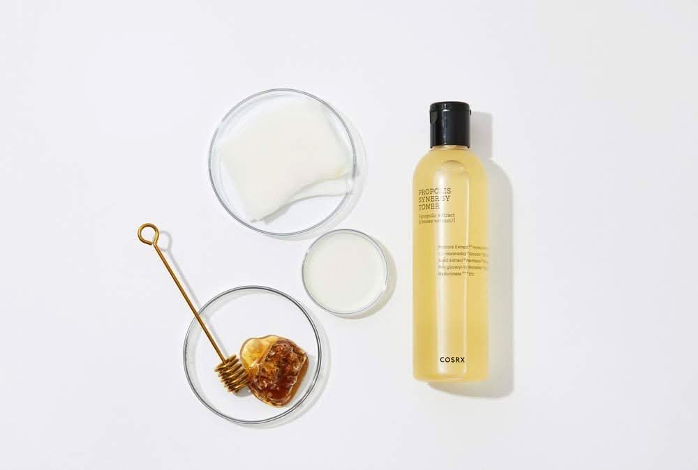 Butelka COSRX Full Fit Propolis Synergy Toner 150ml z działaniem przeciwzapalnym i antybakteryjnym, umieszczona na białej powierzchni.