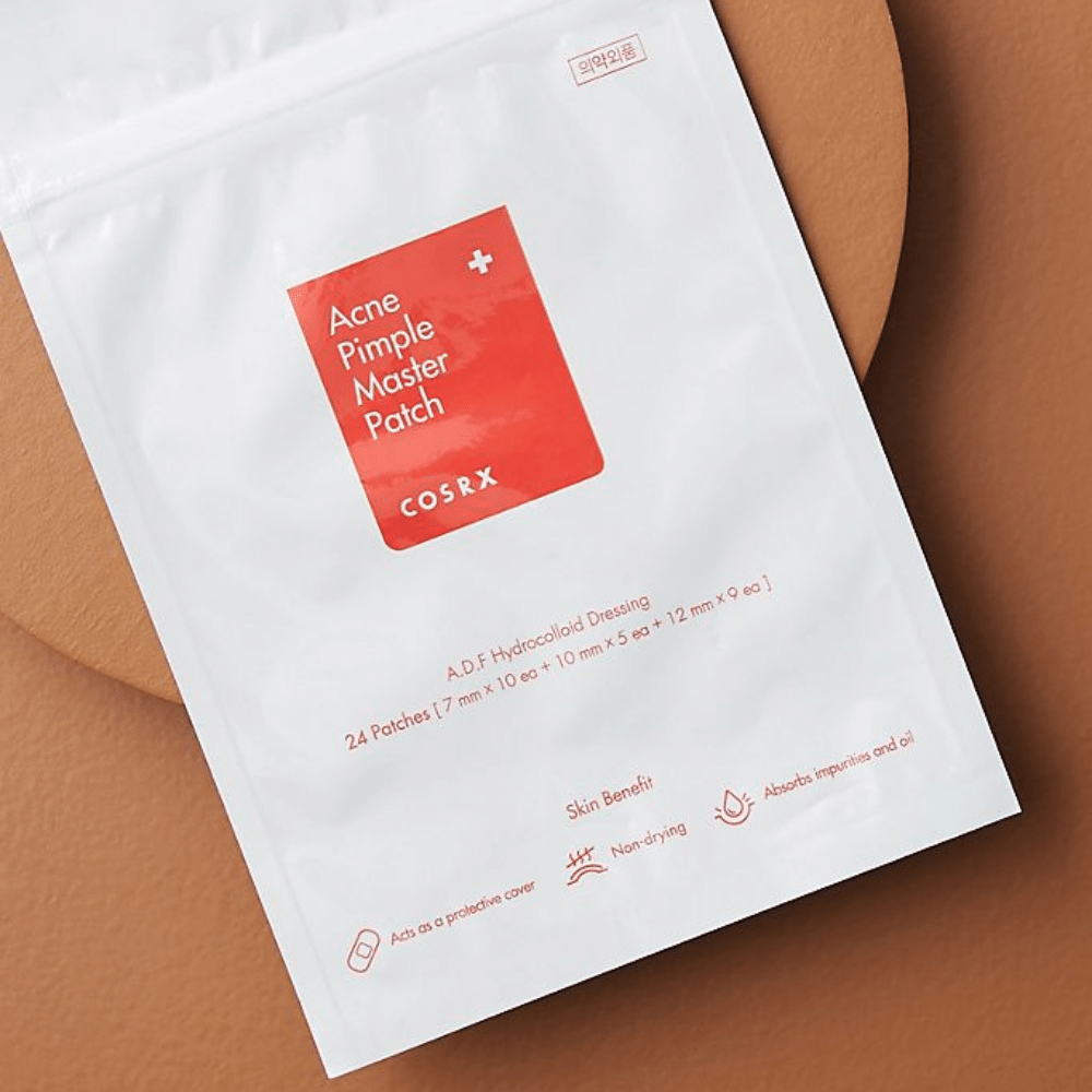 Opakowanie COSRX Acne Pimple Master Patch (1 opakowanie x 24 plastry) na brązowym tle, z technologią hydrokoloidową do leczenia trądziku i pryszczy.