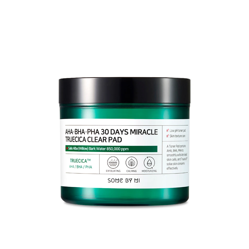 Biały pojemnik z zieloną pokrywką wypełniony preparatem Some By Mi's AHA, BHA, PHA 30 Days Miracle Truecica Clear Pad 70 sztuk do zwalczania wyprysków trądzikowych.