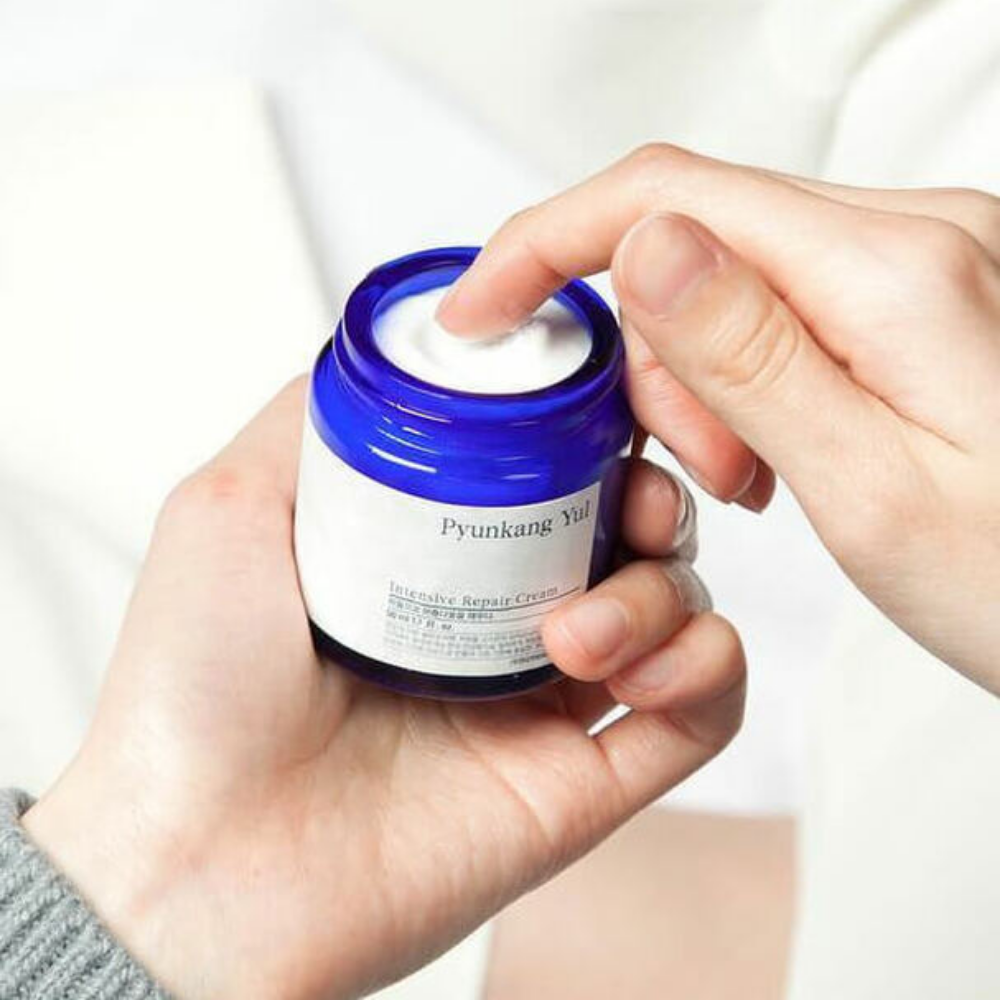 Osoba trzyma słoik Pyunkang Yul Intensive Repair Cream 50ml.