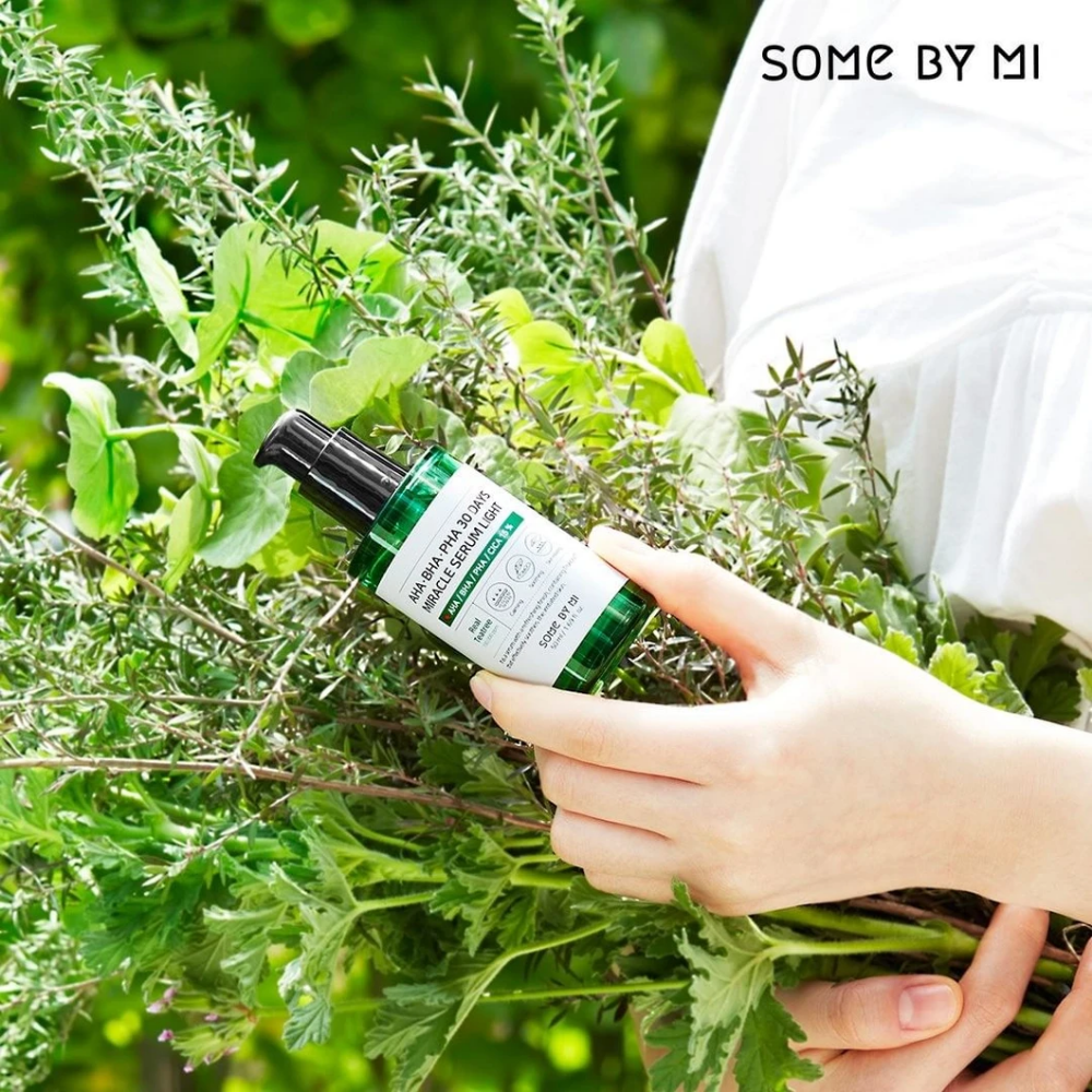 Kobieta trzymająca garść ziół w rękach, aby przeciwdziałać przebarwieniom i trądzikowi za pomocą AHA, BHA, PHA 30 Days Miracle Serum Light 50ml od SOME BY MI.