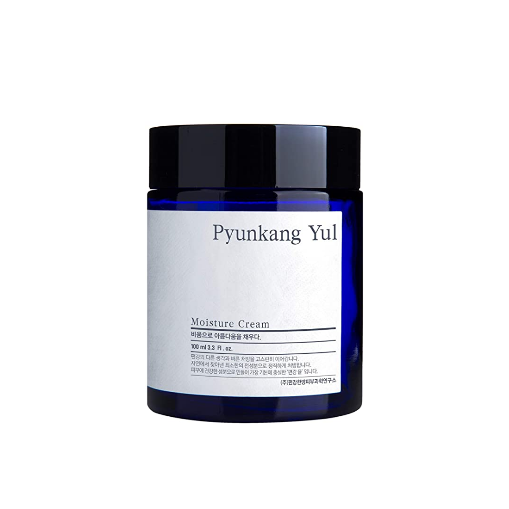 Słoik Pyunkang Yul Moisture Cream 100ml na białym tle z nawilżającymi właściwościami.