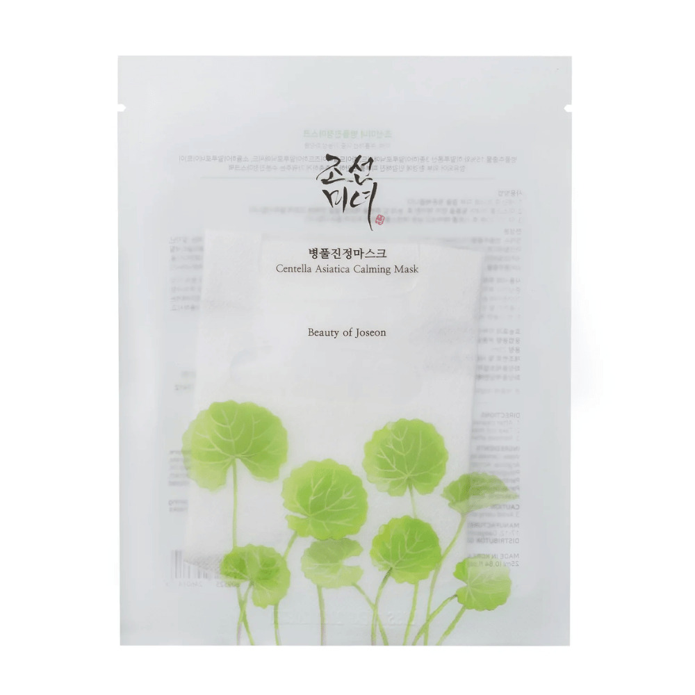 Jedna Centella Asiatica Calming Mask sztuka z zielonymi liśćmi od marki Beauty of Joseon.