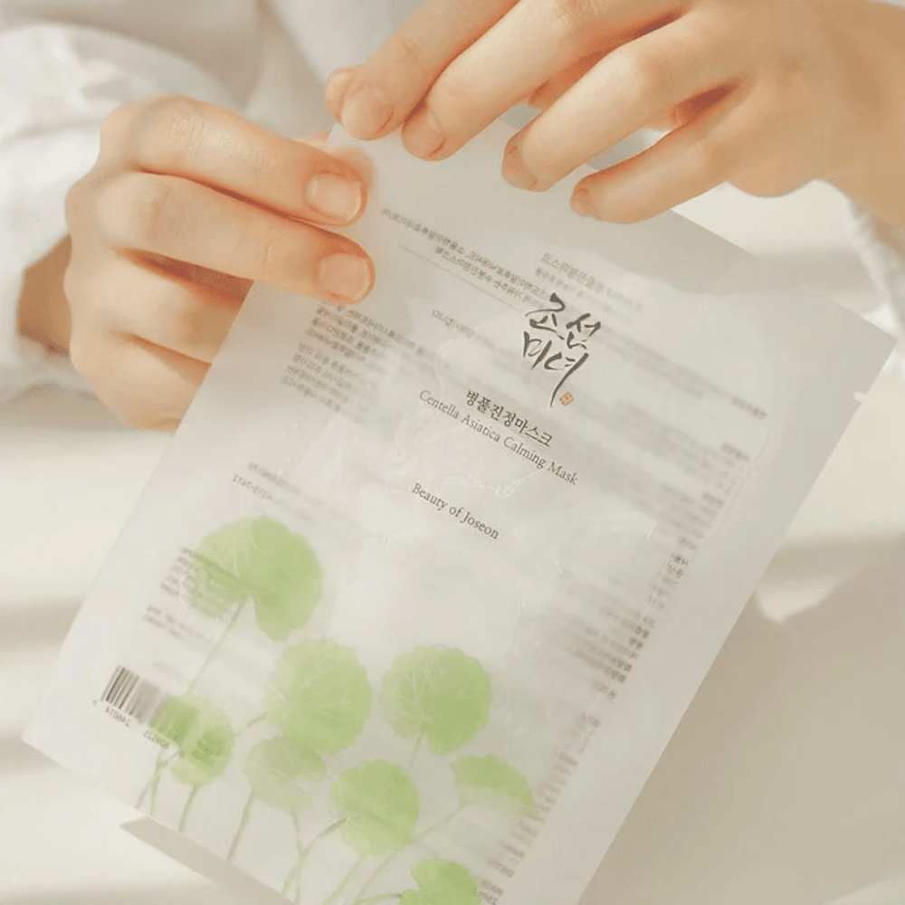 Osoba trzymająca arkusz papieru z Beauty of Joseon Centella Asiatica Calming Mask 1 sztuka na.