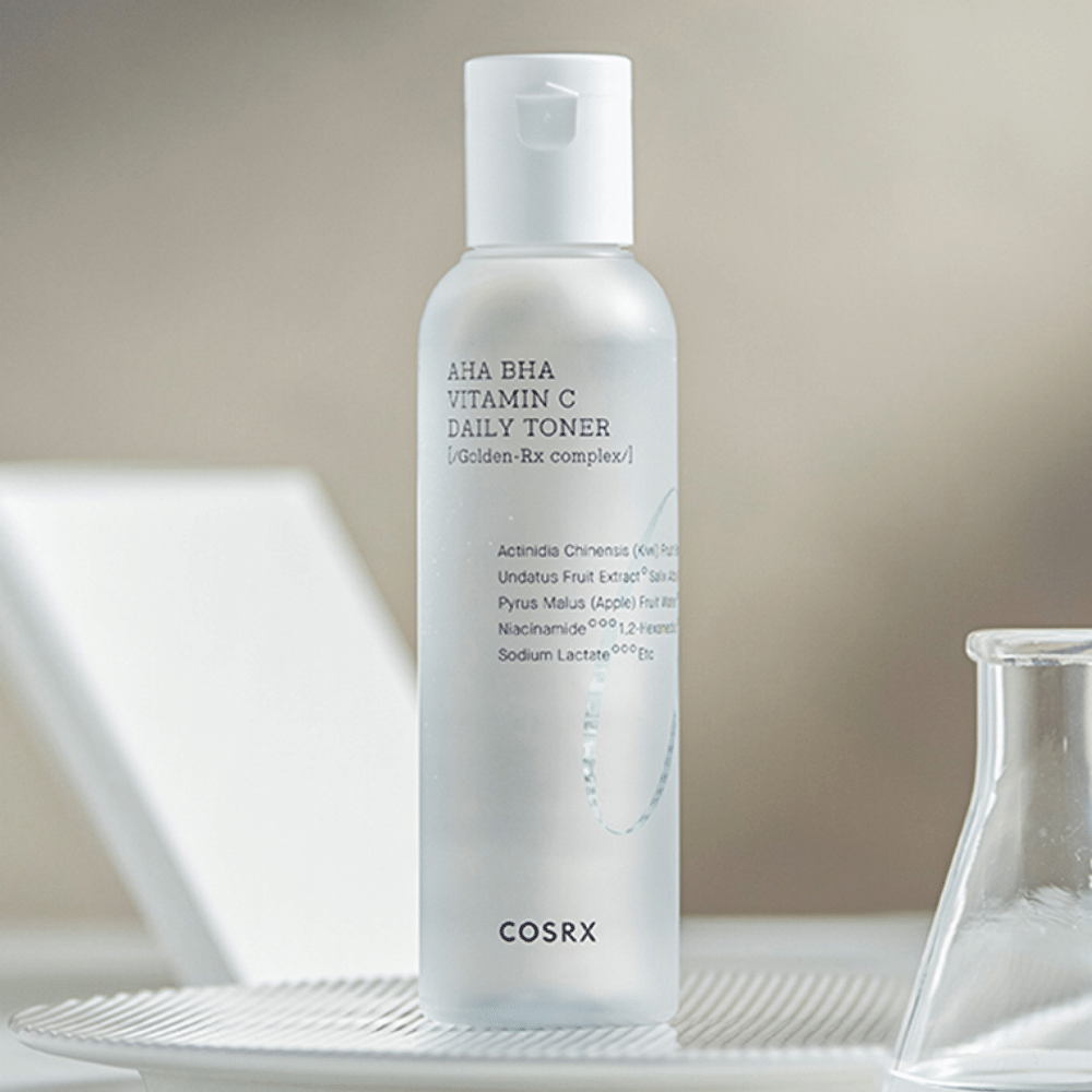 Butelka COSRX Refresh AHA BHA Vitamin C Daily Toner 150ml umieszczona na białej płycie.