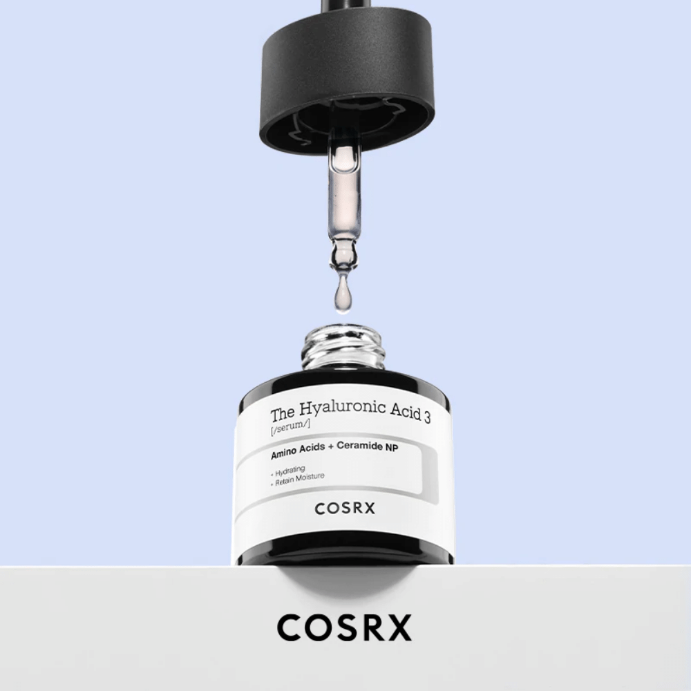 Serum z kroplomierzem zawierające COSRX:s The Hyaluronic Acid 3 Serum 20ml, aby wspierać barierę nawilżającą skóry.