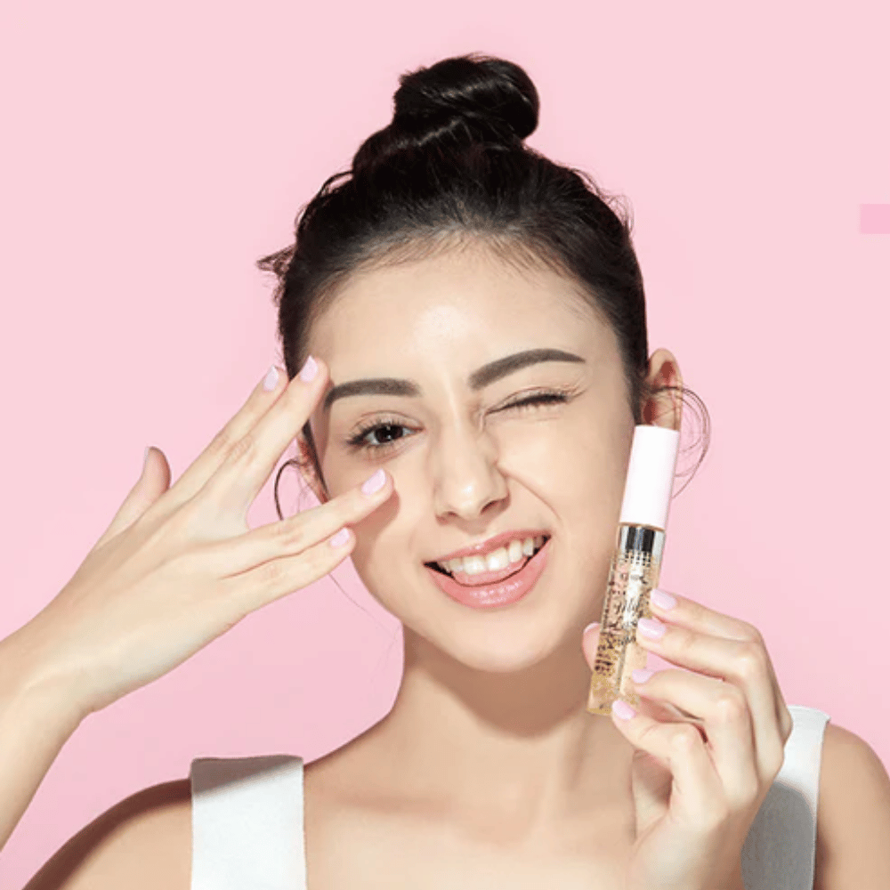Kobieta trzyma butelkę ETUDE My Lash Serum 9g przy twarzy, aby wzmocnić rzęsy.