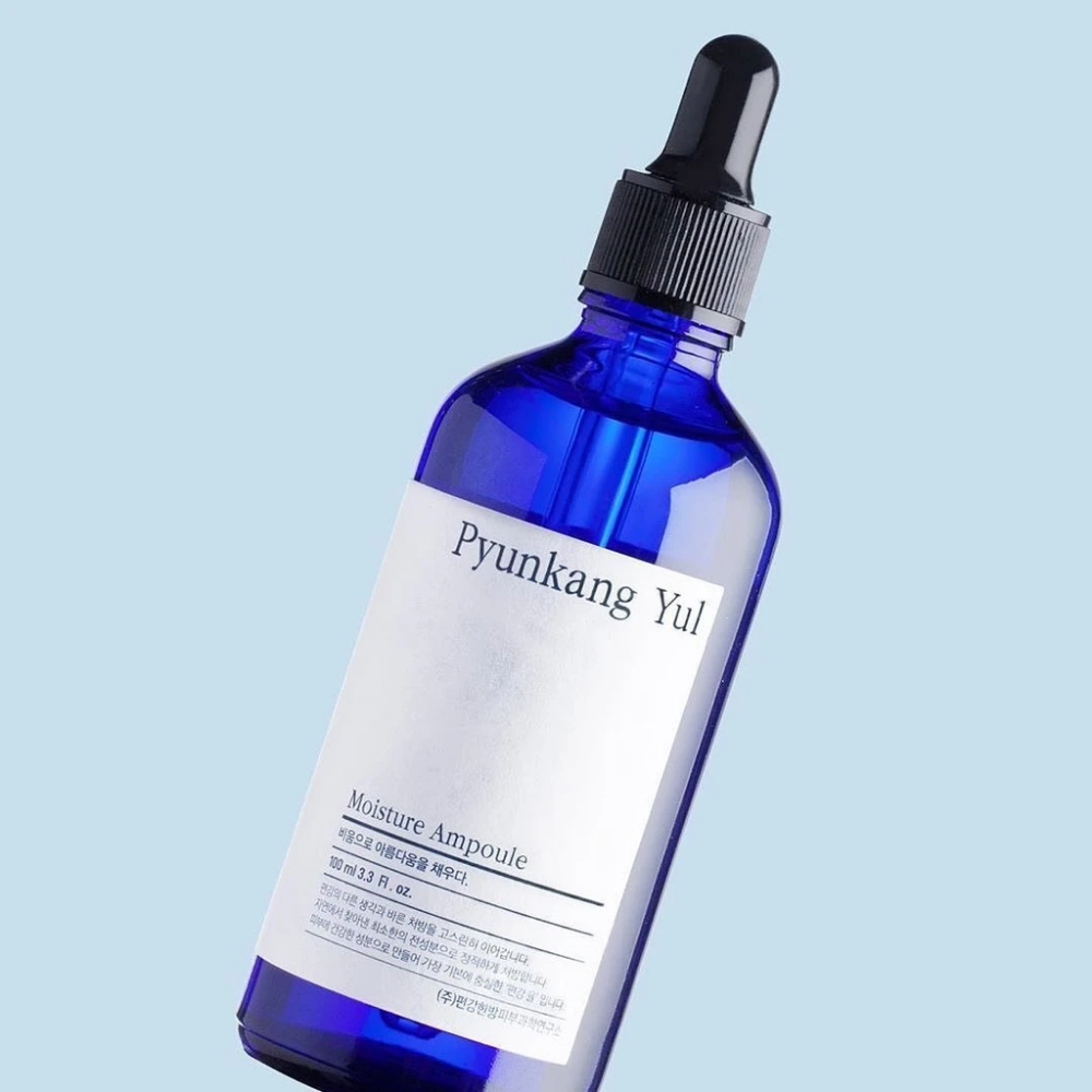 Niebieska butelka na niebieskim tle z Pyunkang Yul's Moisture Ampoule 100ml serum.