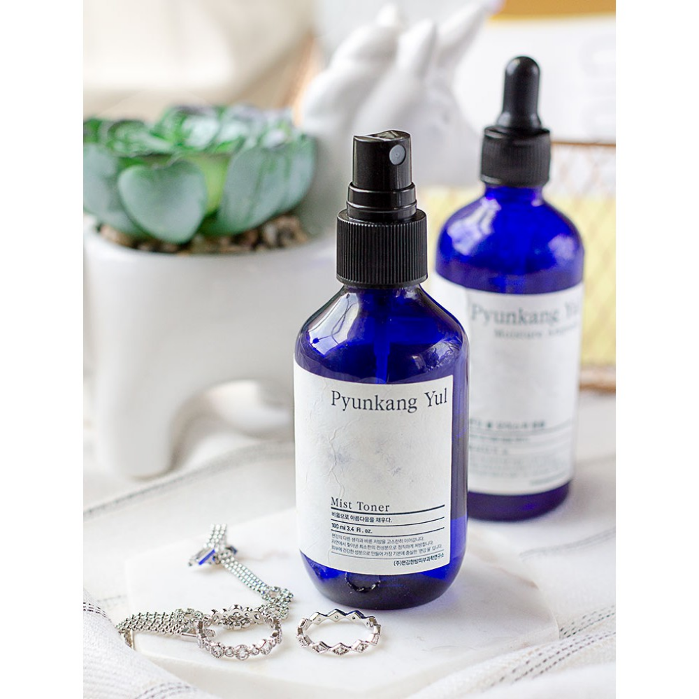 Butelka Pyunkang Yul Mist Toner, alergicznie przyjazny toner, na stole obok kaktusa.