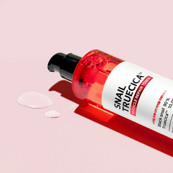 En flaska Snail Truecica Miracle Repair Toner 135ml med märket SOME BY MI.