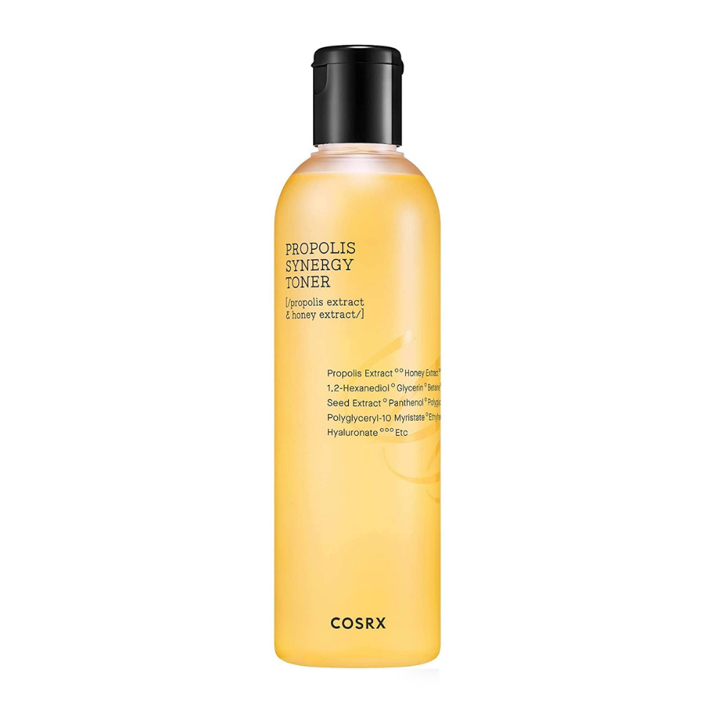 Butelka COSRX Full Fit Propolis Synergy Toner 150ml z działaniem przeciwzapalnym i antybakteryjnym na białym tle.