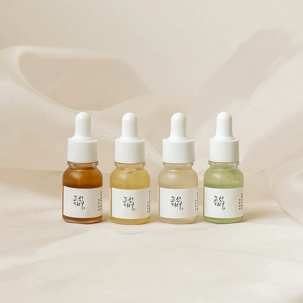 Cztery butelki Beauty of Joseon Hanbang Serum Discovery Kit 4 sztuki na białym tle.