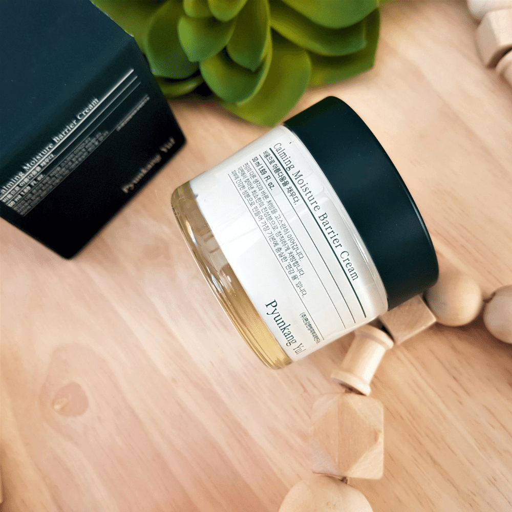 Słoik Pyunkang Yul Calming Moisture Barrier Cream 50ml stojący na drewnianym stole.