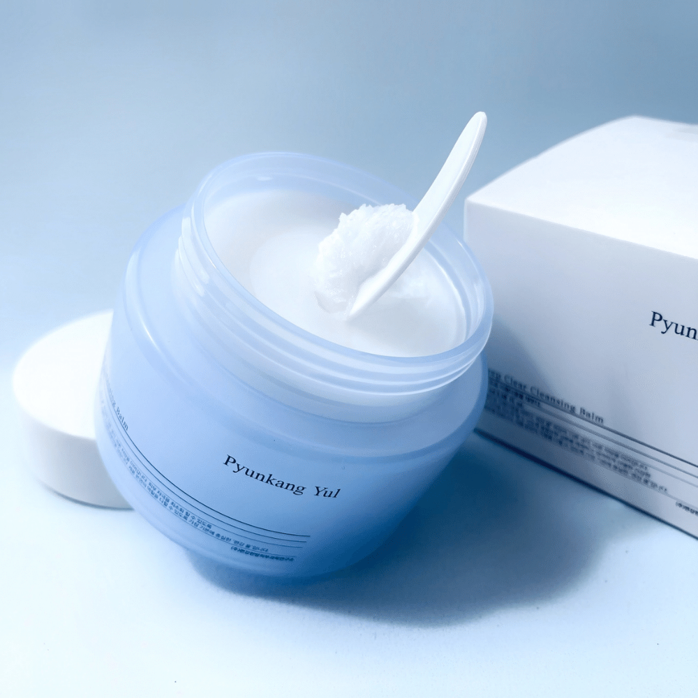 Słoik Pyunkang Yul Deep Clear Cleansing Balm 100ml z łyżką obok.