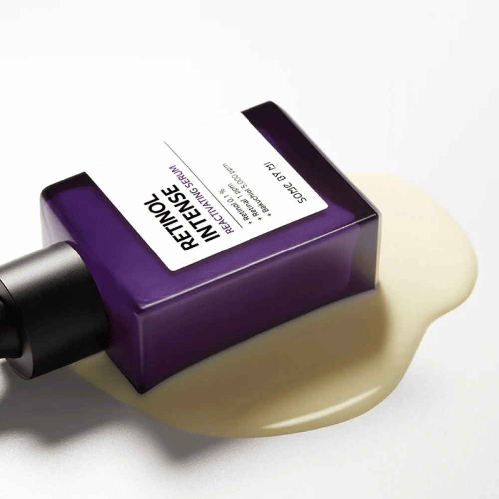Butelka SOME BY MI Retinol Intense Reactivating Serum 30ml stojąca na białej powierzchni.