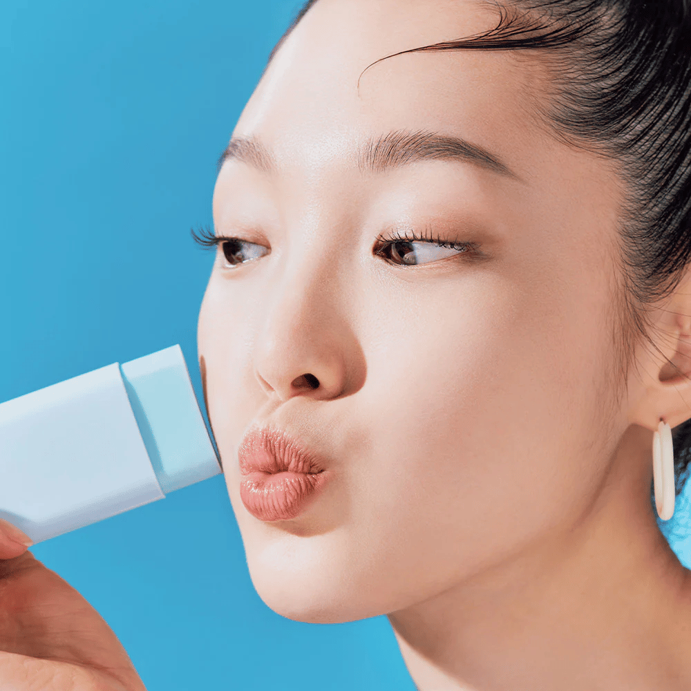 Kobieta używa TOCOBO Cotton Soft Sun Stick SPF50+ PA++++ 19g, aby oczyścić twarz.