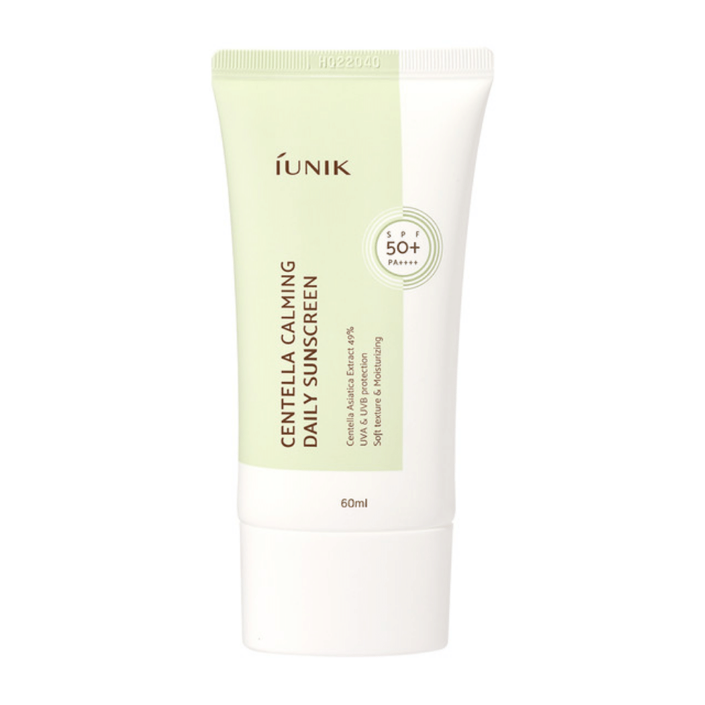 Tuba iUNIK Centella Calming Daily Sunscreen 60ml z SPF 50+ i ochrona przed promieniowaniem UVA i UVB na białym tle.