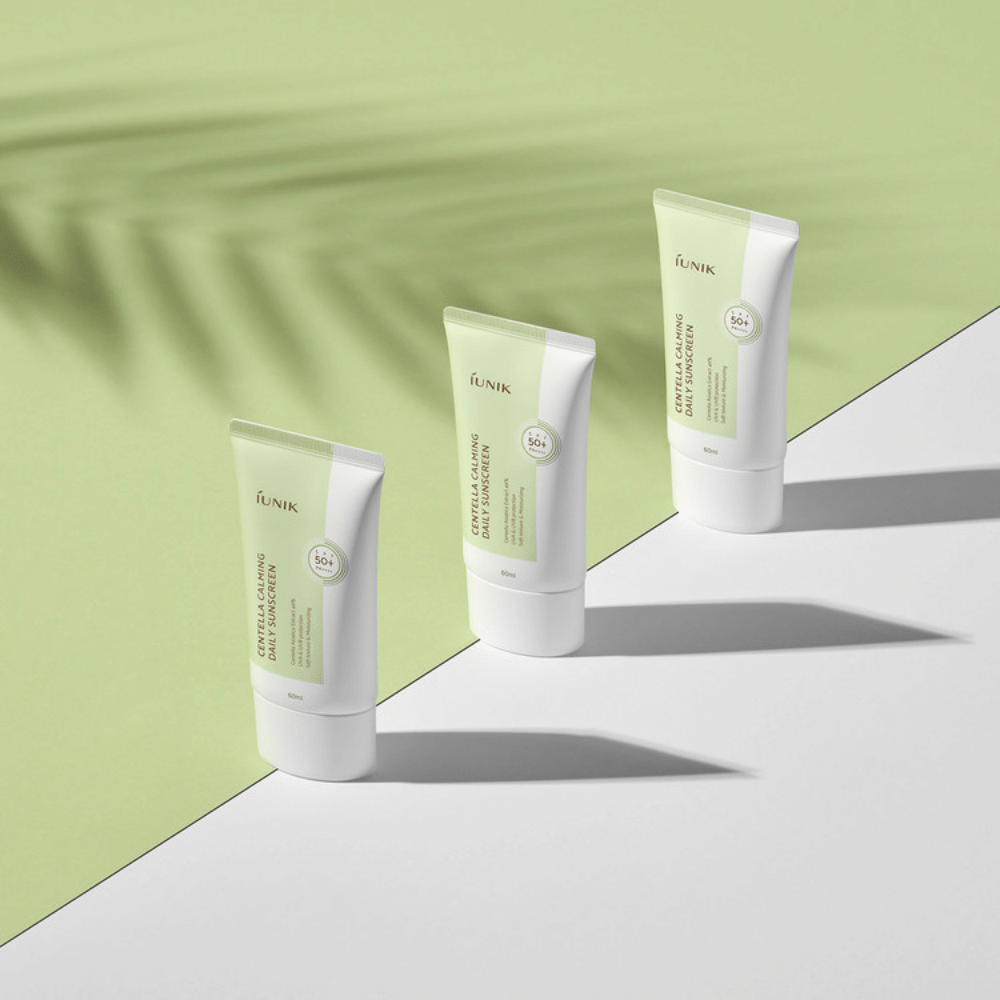 Trzy tuby iUNIK Centella Calming Daily Sunscreen z SPF 50+ ochrona przed promieniowaniem UVA i UVB na białym tle.